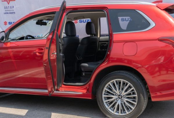 MITSUBISHI OUTLANDER SE PHEV 4X4 2020 $395,000.00 - Imagen 4